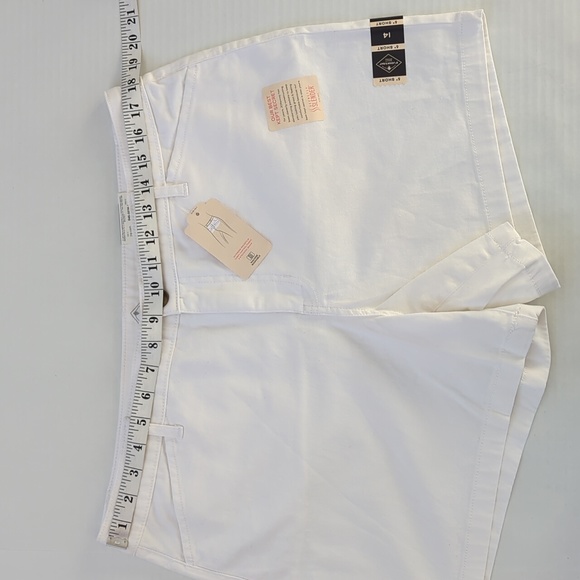NWT St. John's Bay Mid-Rise Secretly Slender Pocket Shorts 14 White 5" Inseam - Picture 12 of 16